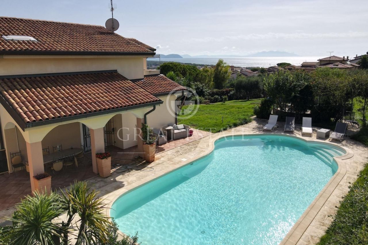 Villa in San Vincenzo, Italy, 405.15 sq.m - picture 1