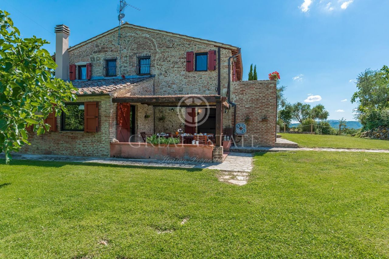 House in Chiusi, Italy, 220 sq.m - picture 1