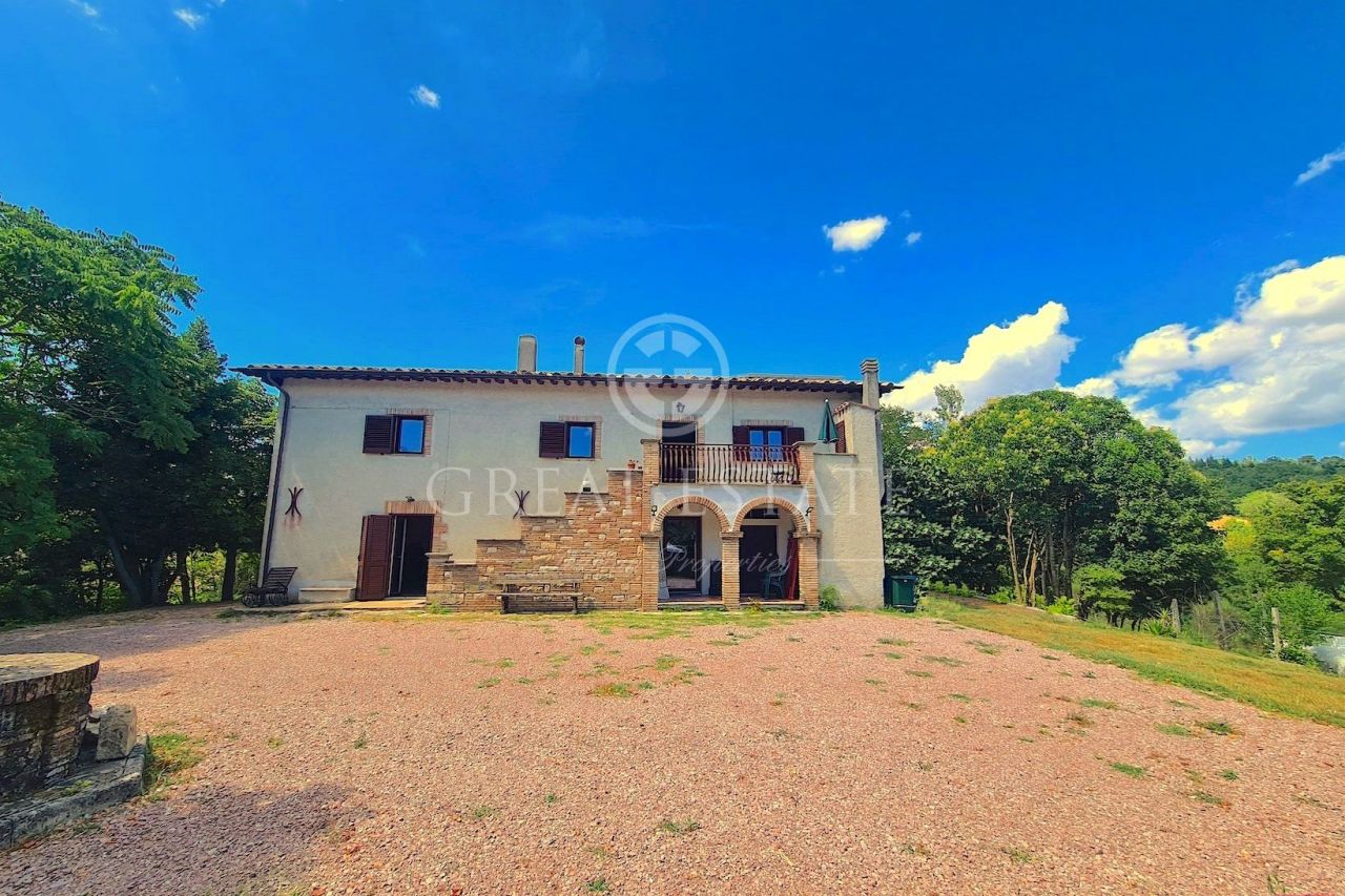 House in Gubbio, Italy, 229.8 sq.m - picture 1