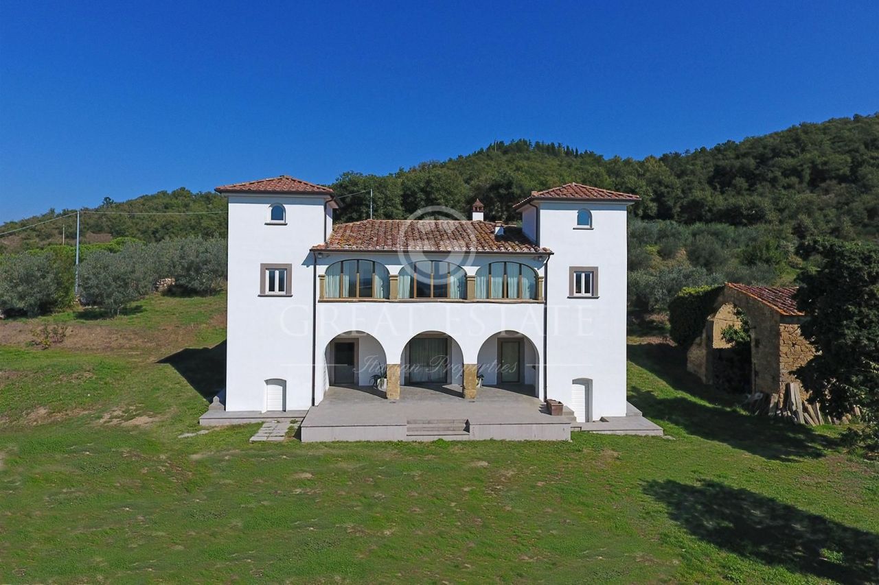 Villa in Arezzo, Italy, 590.1 sq.m - picture 1