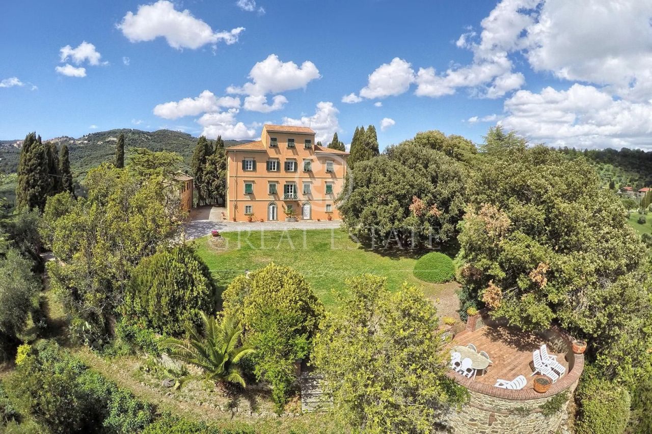 Villa in San Vincenzo, Italy, 850 sq.m - picture 1
