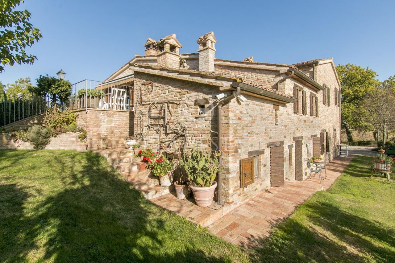 House in Pesaro e Urbino, Italy, 350 sq.m - picture 1