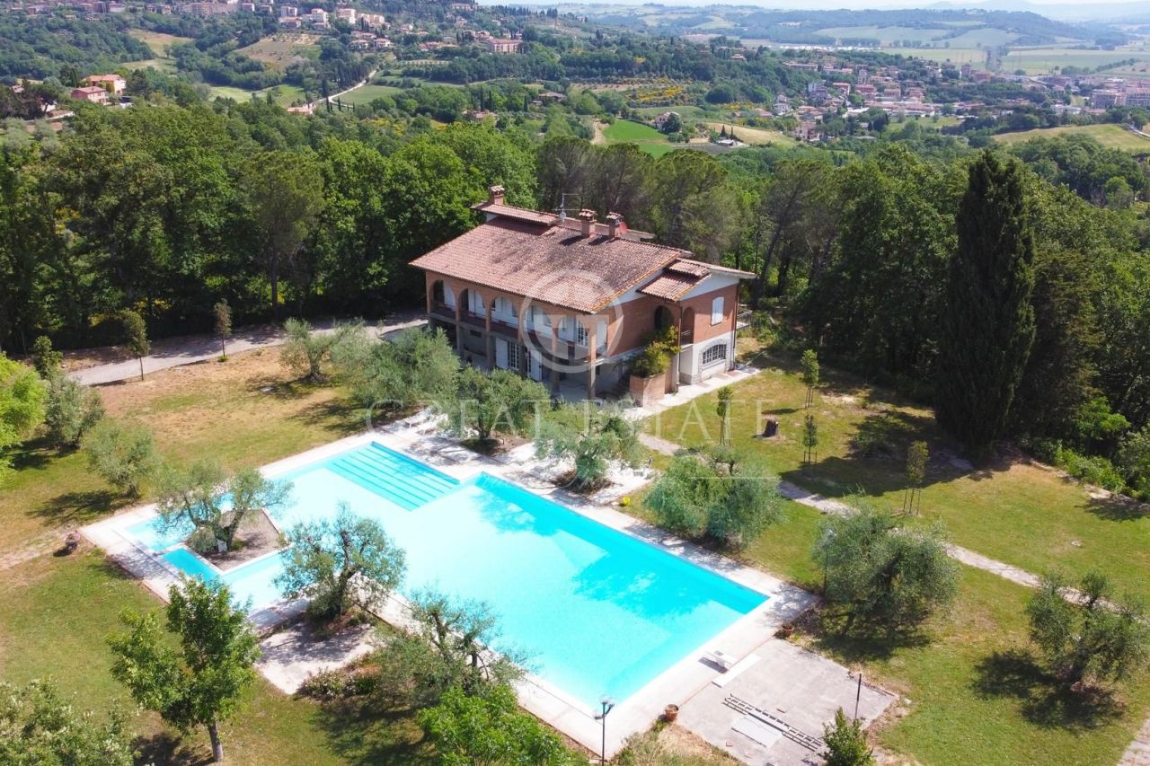 Villa in Chiusi, Italy, 368.7 sq.m - picture 1