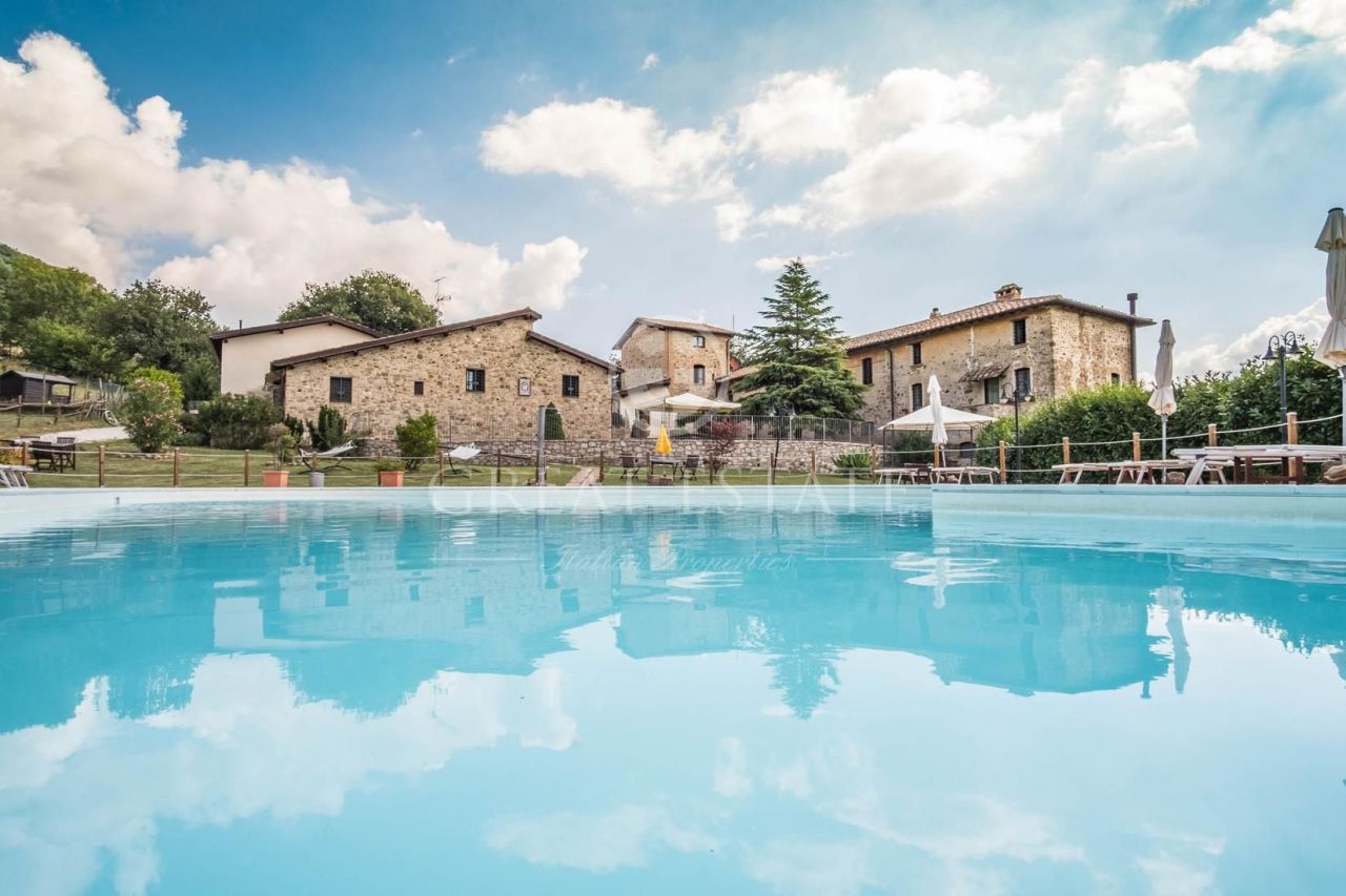 Casa en Umbertide, Italia, 1 066 m2 - imagen 1