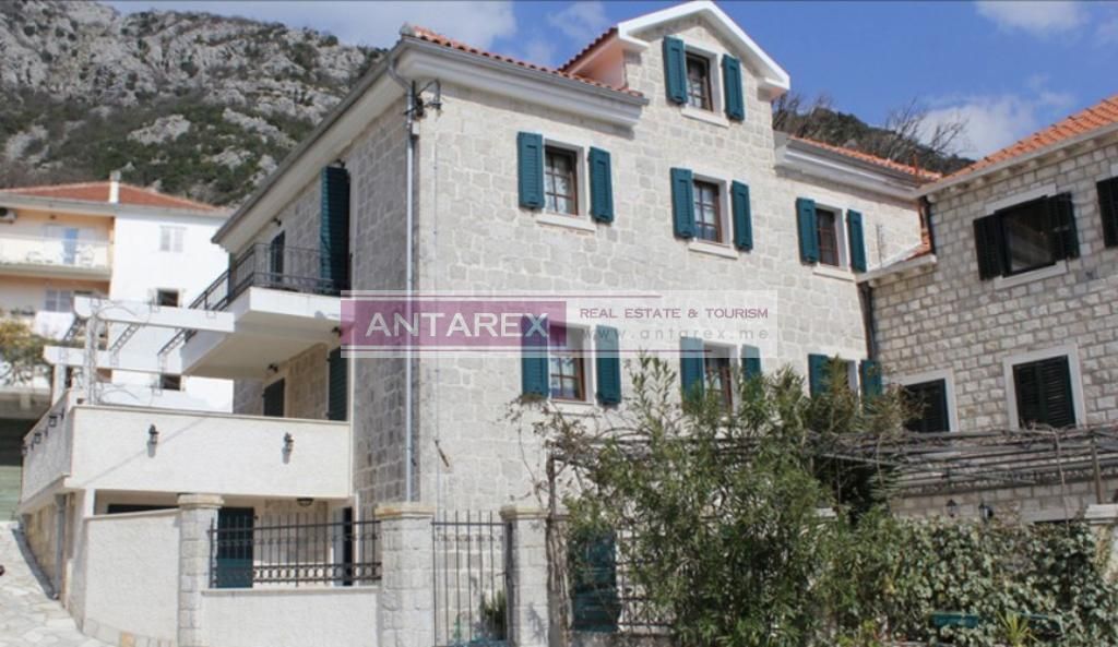 Apartment in Kotor, Montenegro, 82 sq.m - picture 1