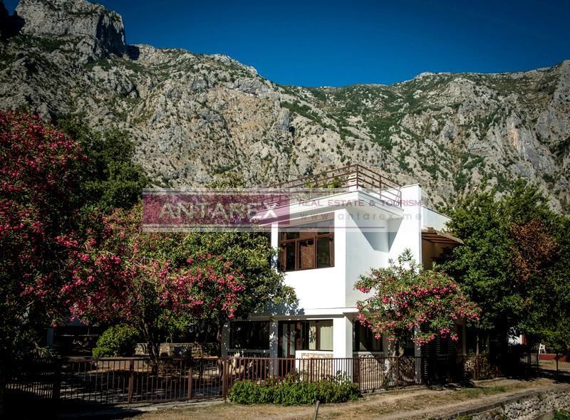 Villa in Orahovac, Montenegro, 270 m2 - Foto 1