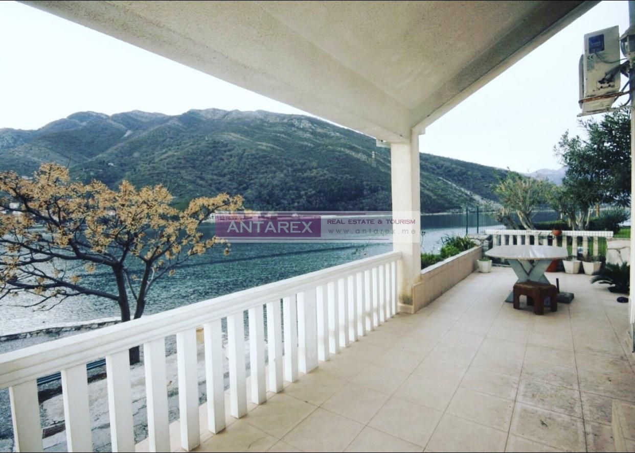 Villa in Lepetane, Montenegro, 257 sq.m - picture 1