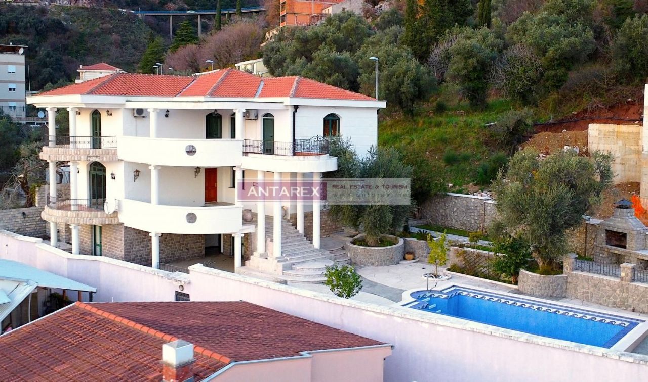 Villa in Petrovac, Montenegro, 425 sq.m - picture 1