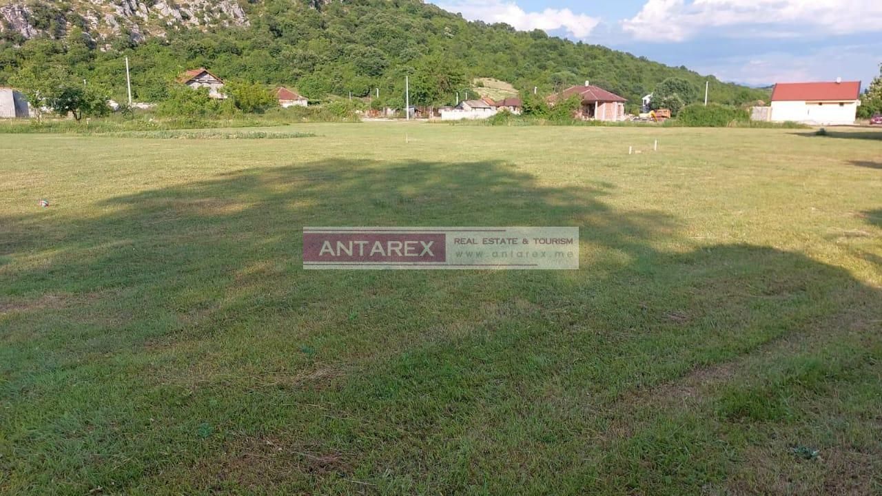 Terrain à Podgorica, Monténégro, 1 200 m2 - image 1
