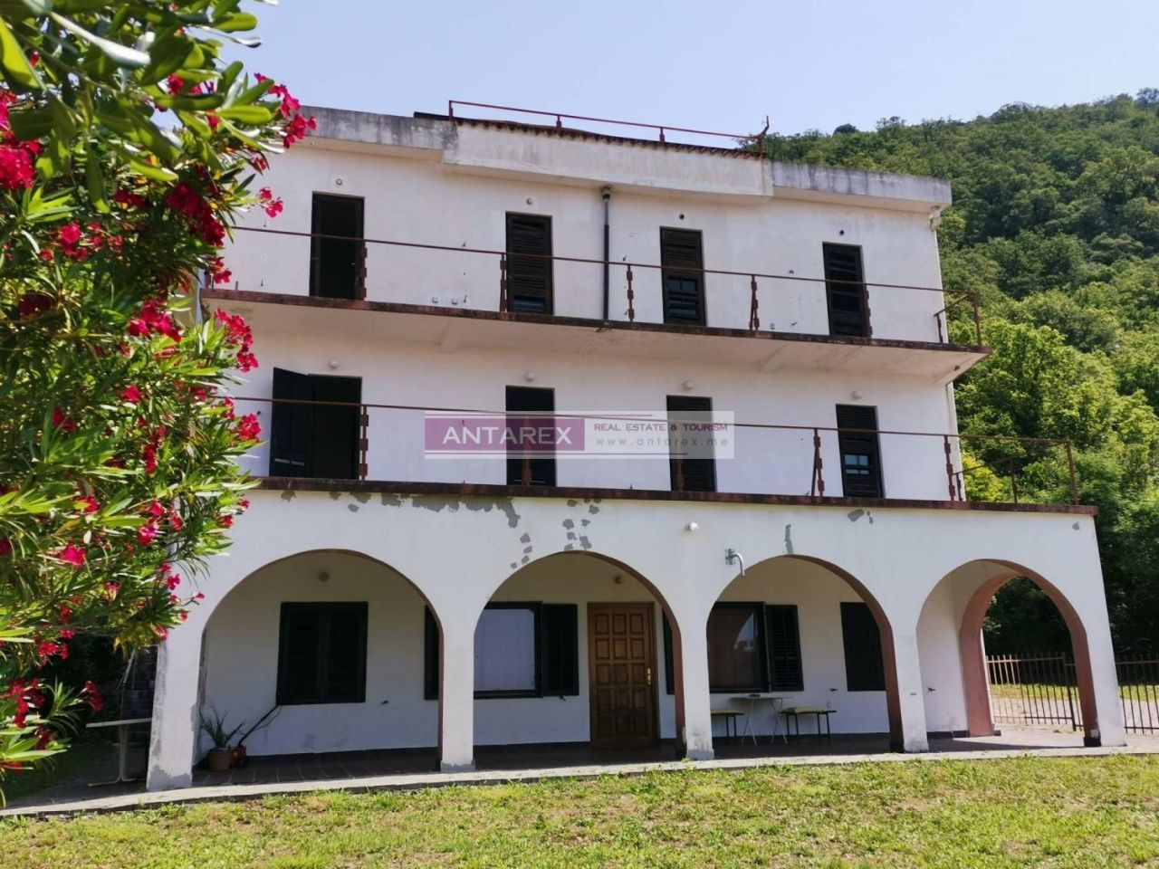 Commercial property in Petrovac, Montenegro, 480 sq.m - picture 1