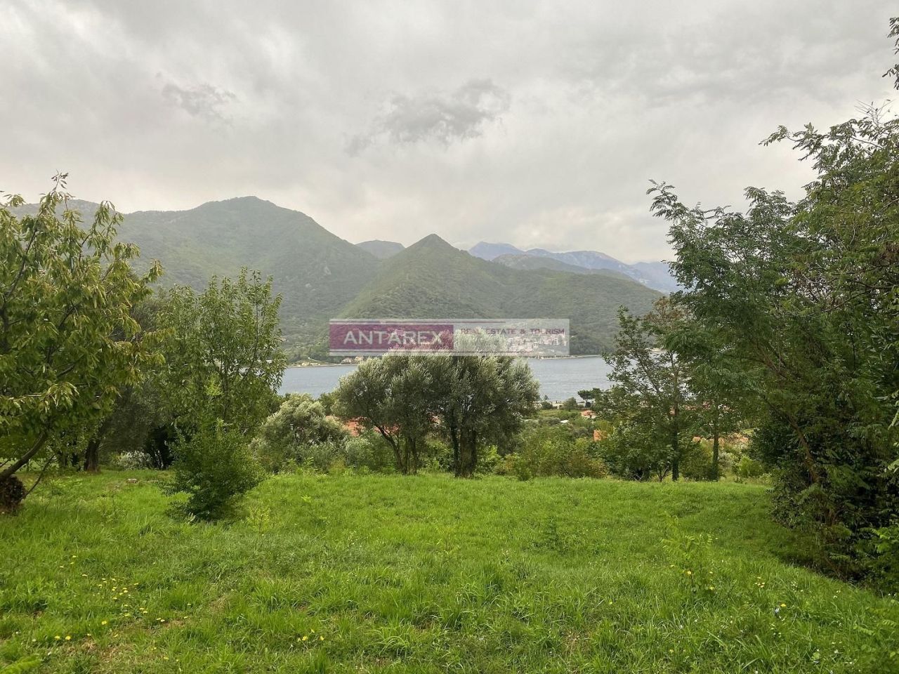 Grundstück in Kamenari, Montenegro, 1 990 m2 - Foto 1