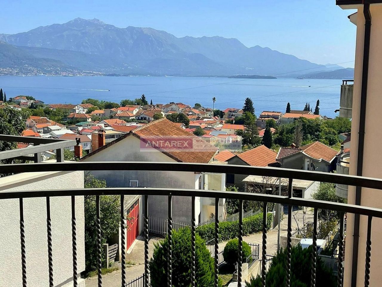 Apartment in Baosici, Montenegro, 40 sq.m - picture 1