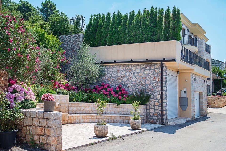 Villa in Rezevici, Montenegro, 287 sq.m - picture 1