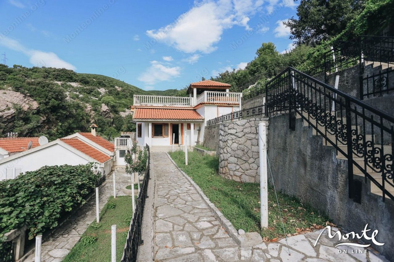 House in Budva, Montenegro, 200 sq.m - picture 1