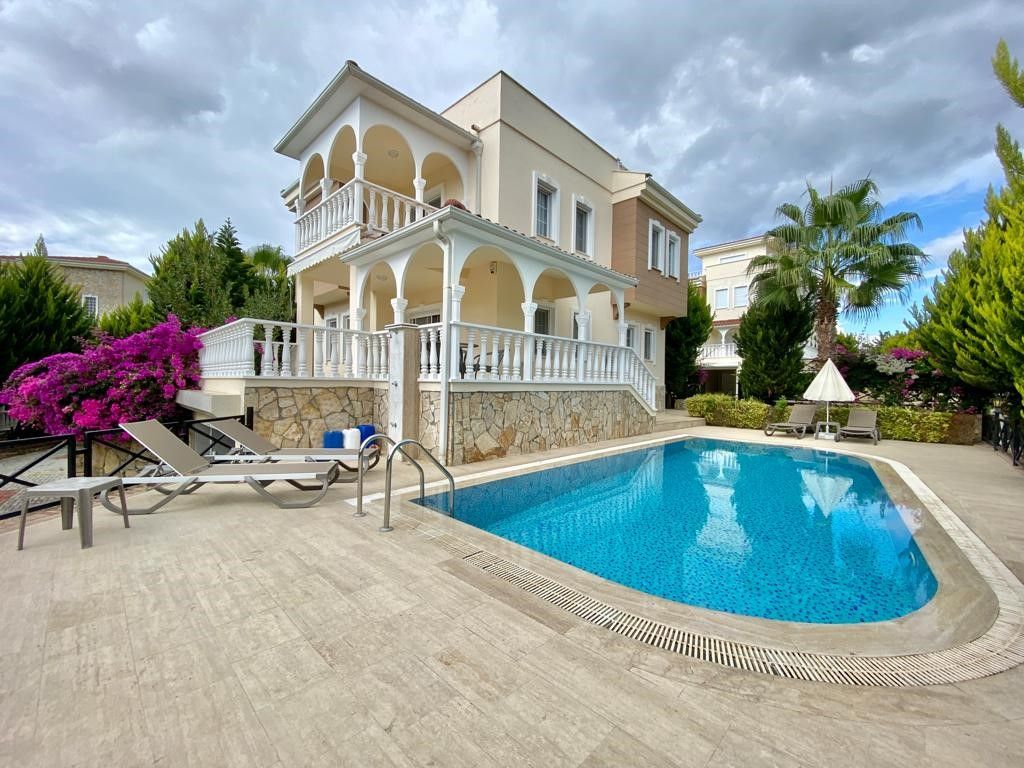 Villa in Incekum, Turkey, 400 sq.m - picture 1