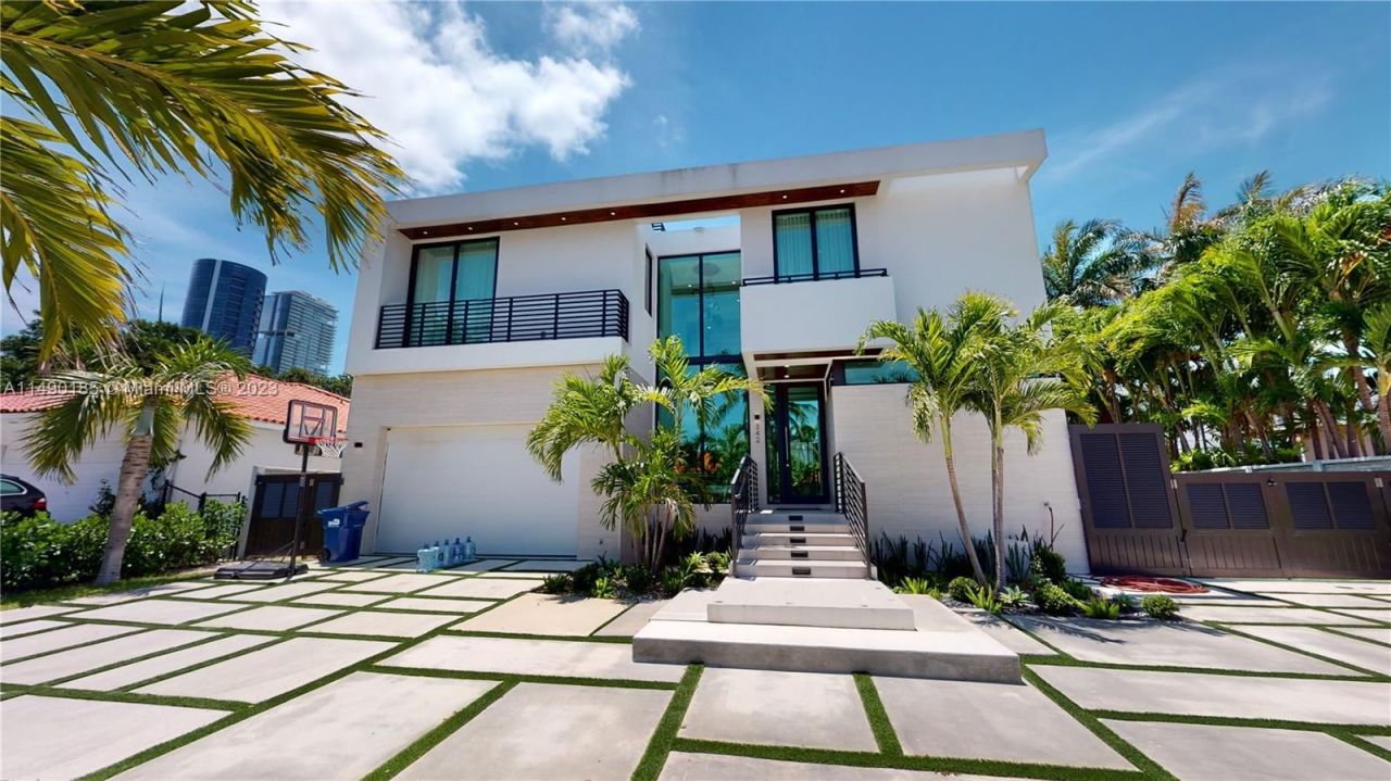 Villa à Miami, États-Unis, 390 m2 - image 1