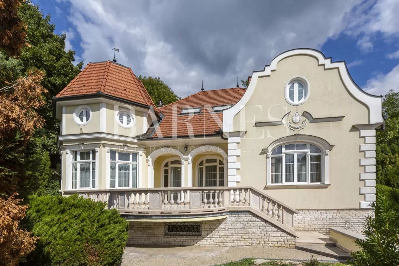 Villa in Budapest, Hungary, 913 sq.m - picture 1