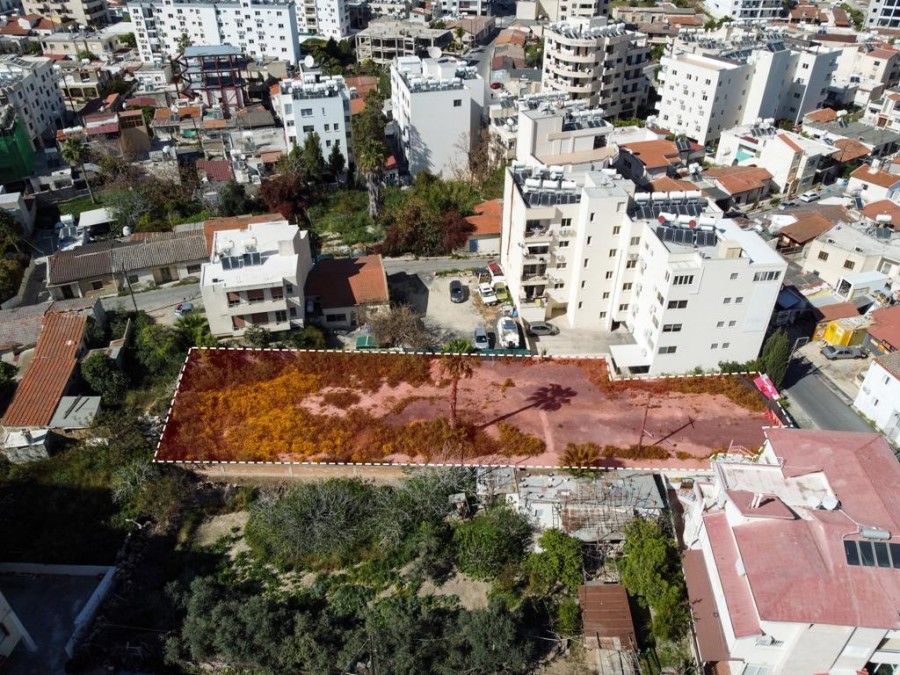 Grundstück in Larnaka, Zypern, 1 269 m2 - Foto 1