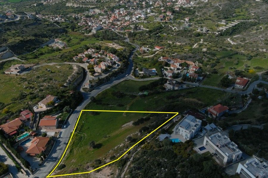Land in Limassol, Cyprus, 5 657 sq.m - picture 1