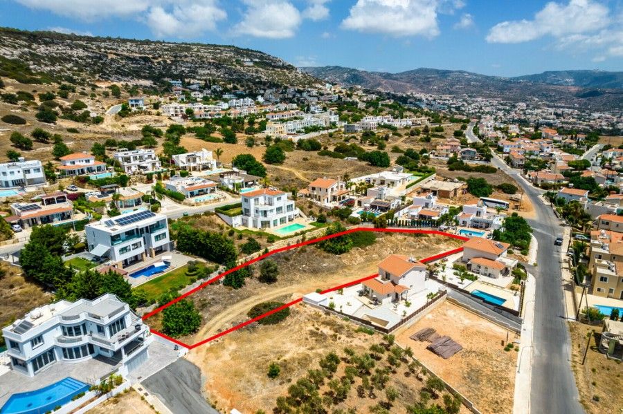 Land in Paphos, Cyprus, 2 342 sq.m - picture 1