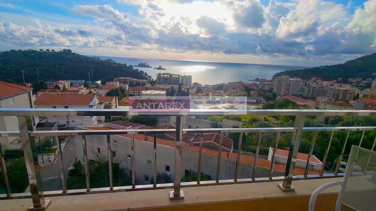 Apartment in Petrovac, Montenegro, 110 sq.m - picture 1