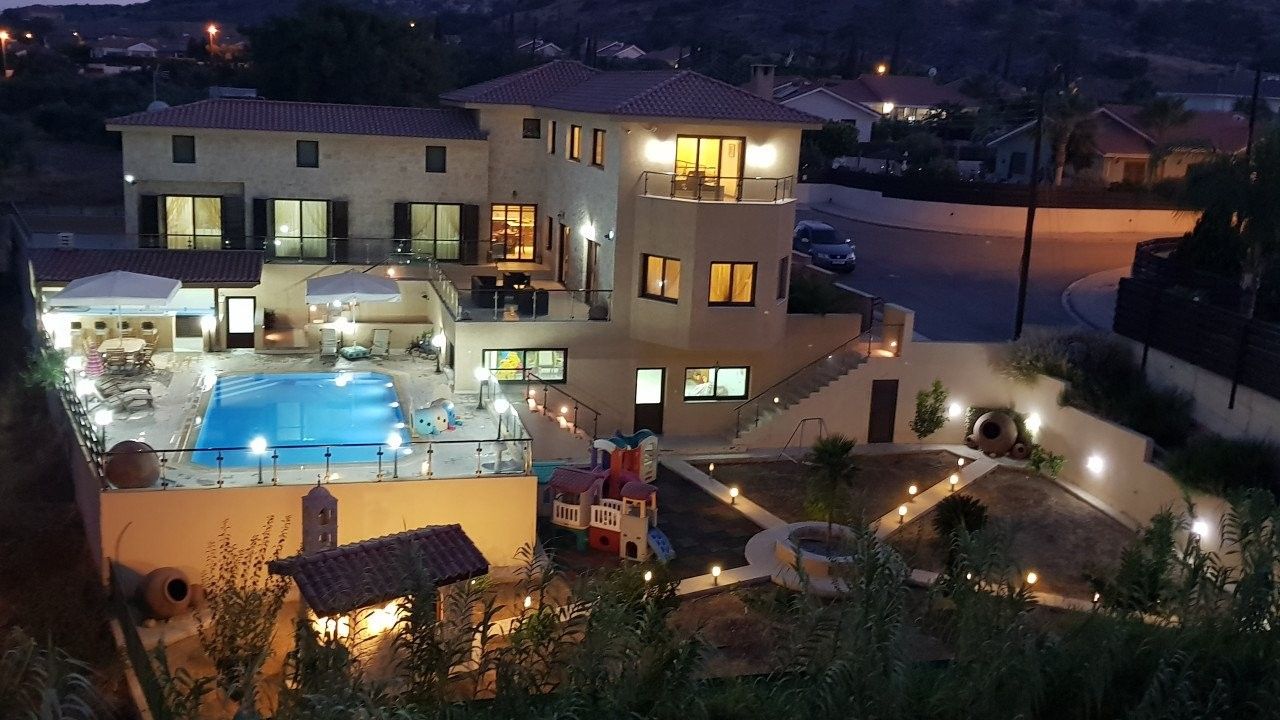 Villa in Limassol, Cyprus, 600 sq.m - picture 1