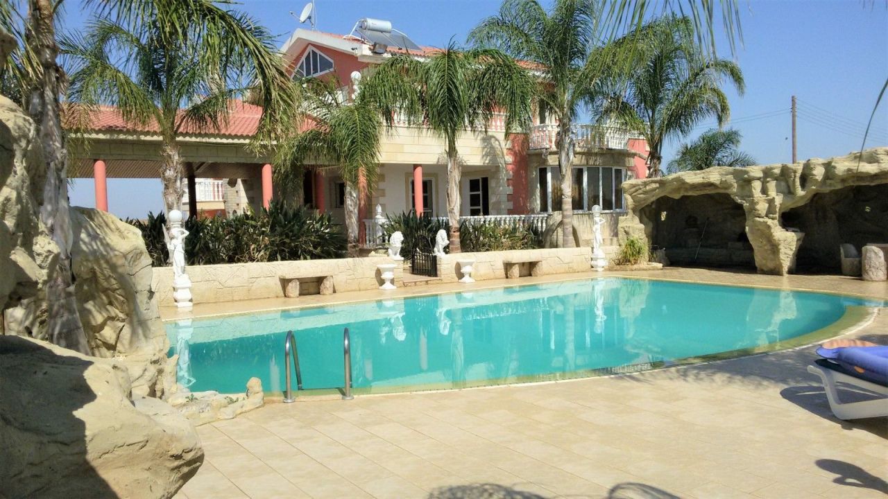Villa in Nicosia, Cyprus, 600 sq.m - picture 1