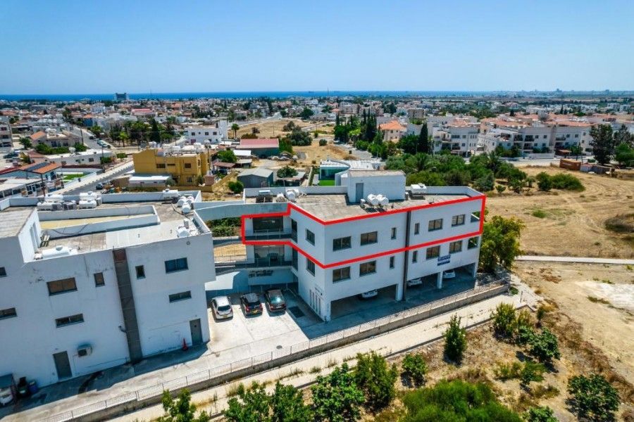 Oficina en Lárnaca, Chipre, 182 m2 - imagen 1