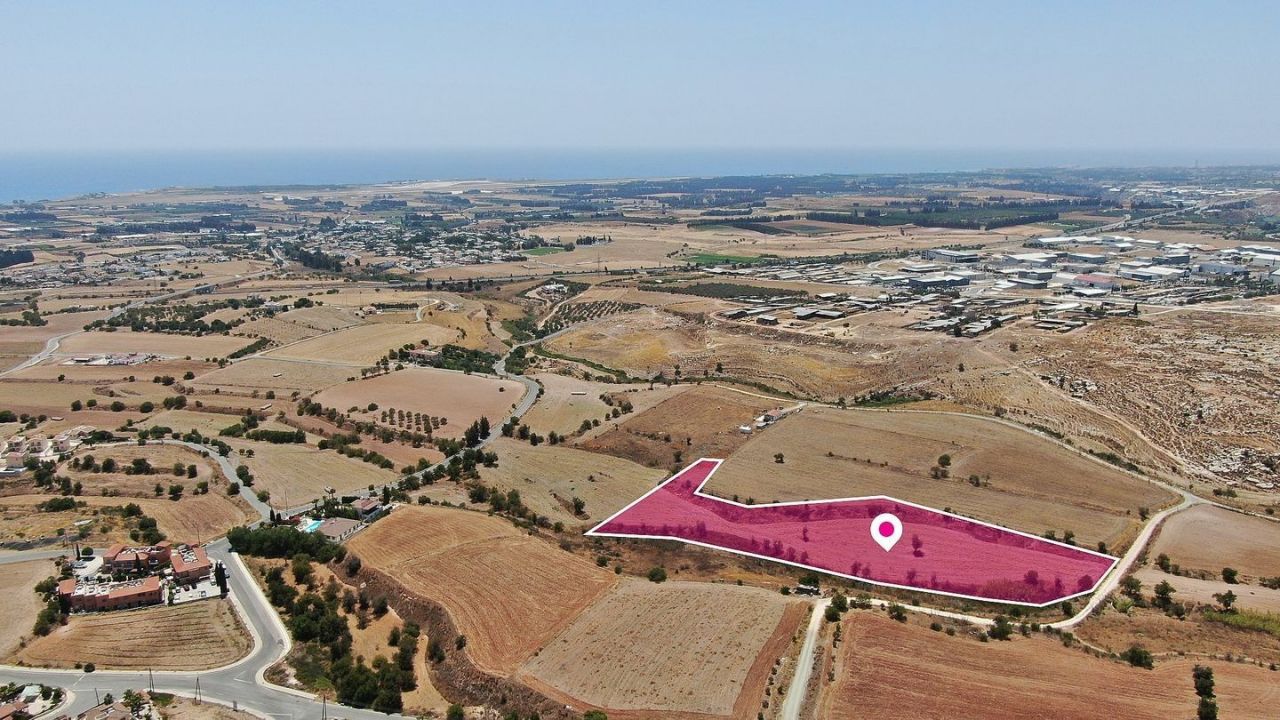 Land in Paphos, Cyprus, 10 033 sq.m - picture 1