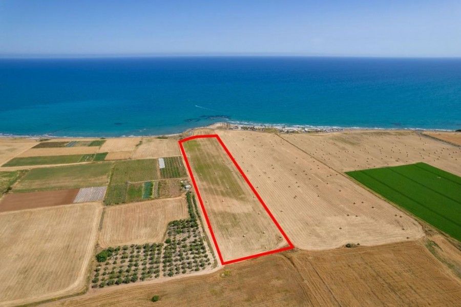 Land in Larnaca, Cyprus, 27 960 sq.m - picture 1