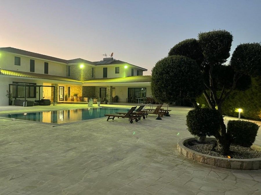 Villa in Larnaca, Cyprus, 640 sq.m - picture 1