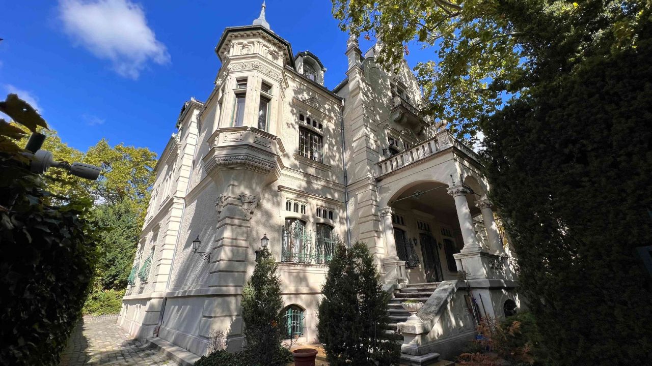 Villa in Budapest, Hungary, 1 400 sq.m - picture 1