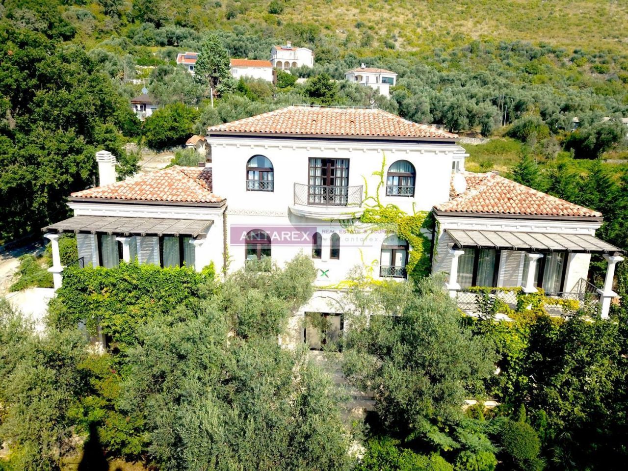 Villa in Rezevici, Montenegro, 550 sq.m - picture 1