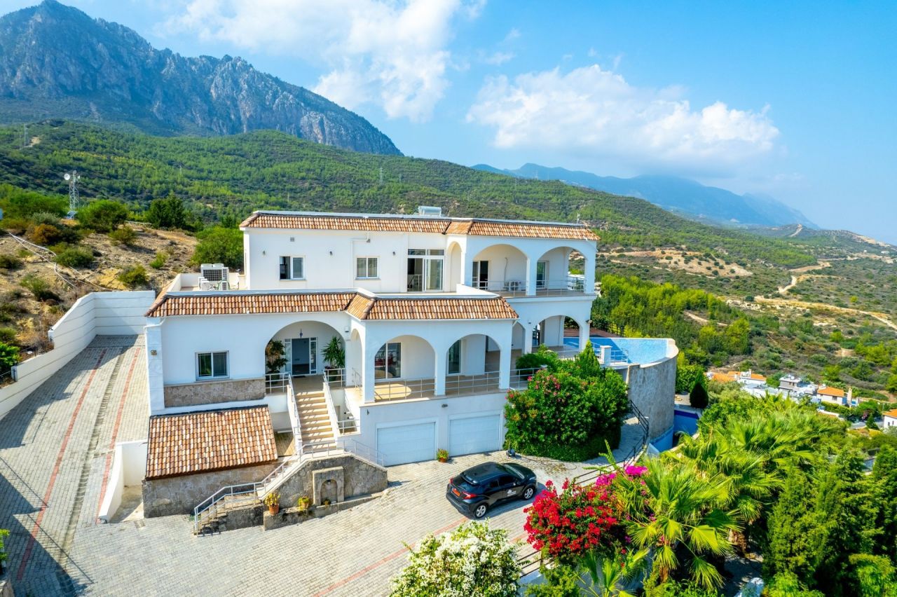 Villa in Kyrenia, Cyprus, 500 sq.m - picture 1