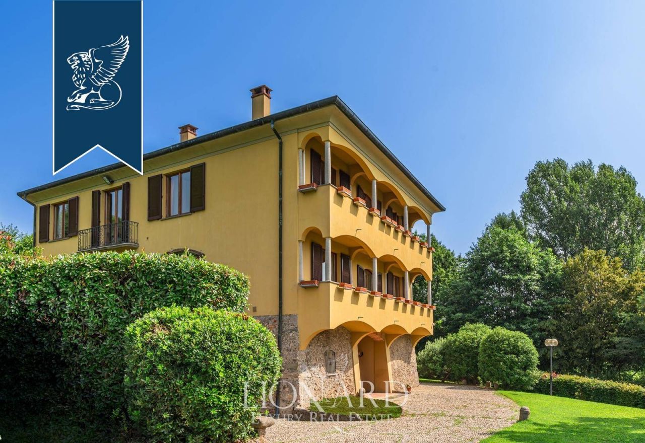 Villa in Carate Brianza, Italy, 850 sq.m - picture 1