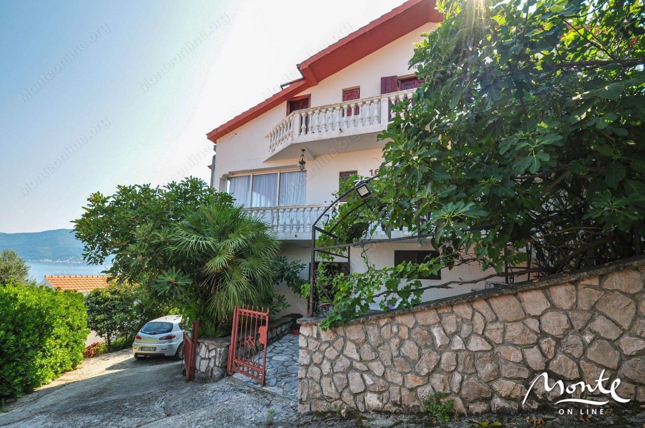 Haus in Tivat, Montenegro, 180 m2 - Foto 1
