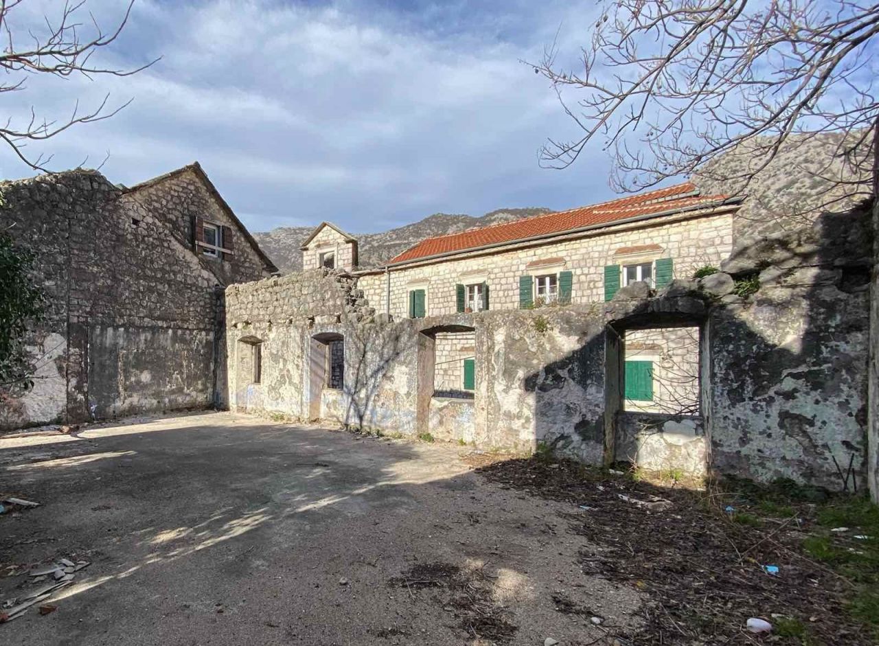 Reconstruction property in Kotor, Montenegro, 181 sq.m - picture 1