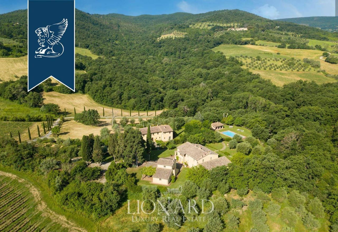 Villa in Siena, Italy, 1 300 sq.m - picture 1