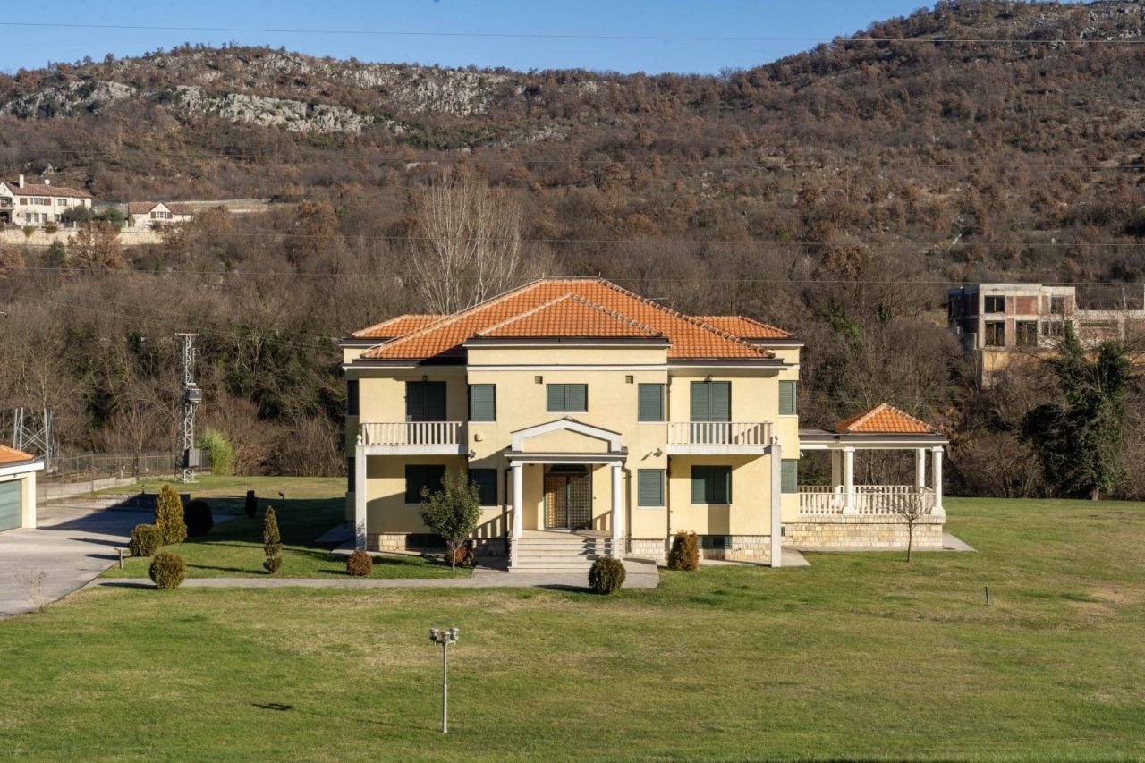 Villa in Podgorica, Montenegro, 600 sq.m - picture 1