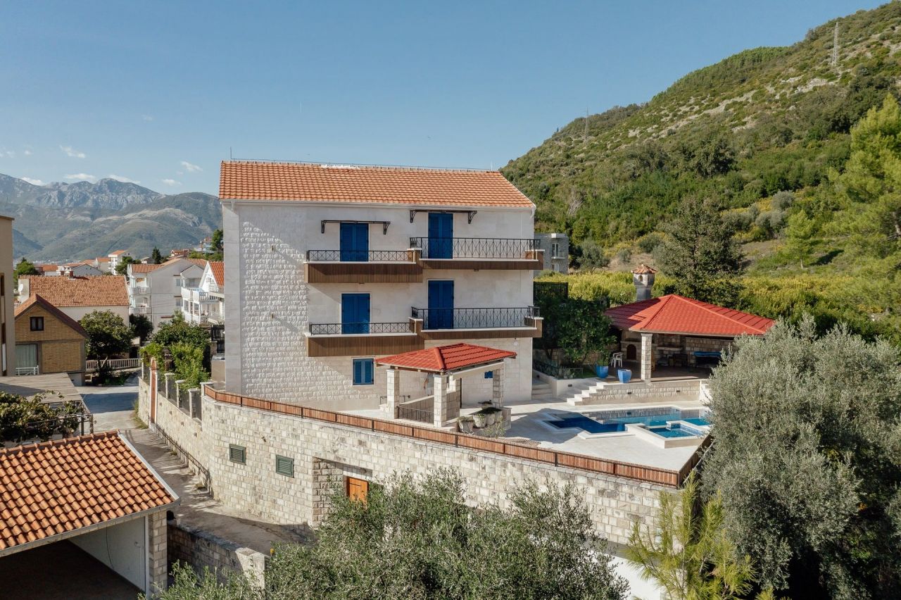 Villa en Tivat, Montenegro, 240 m2 - imagen 1