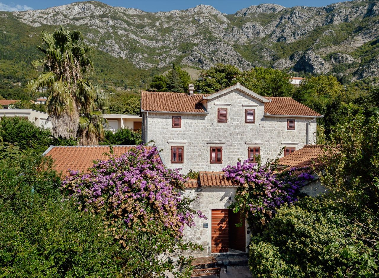 Villa à Kotor, Monténégro, 240 m2 - image 1