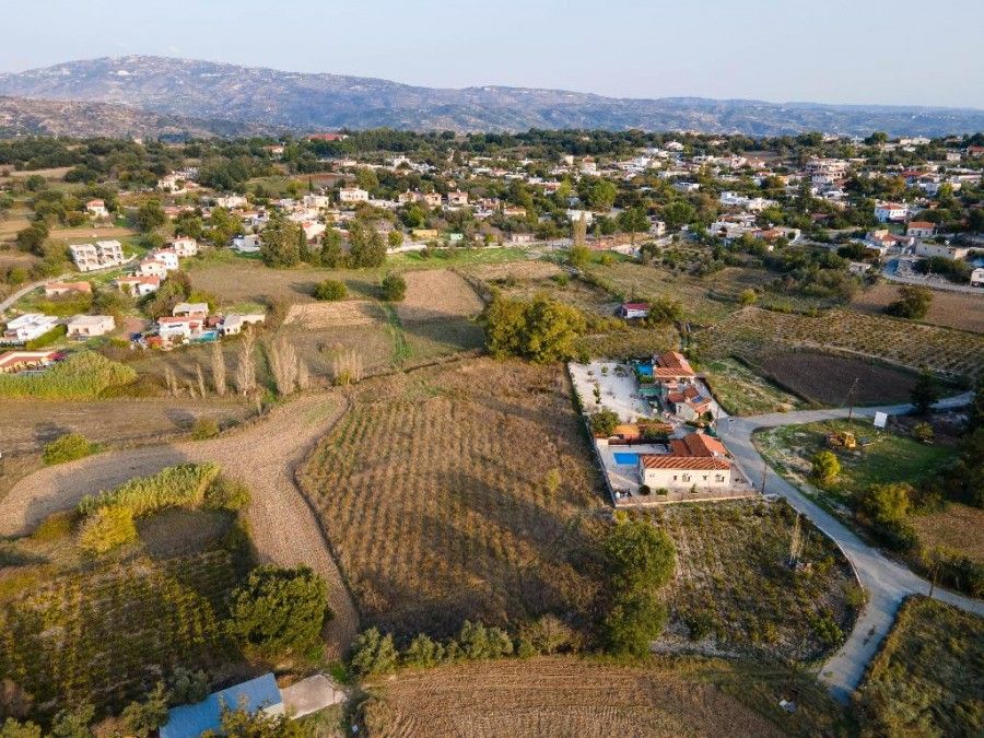 Land in Paphos, Cyprus, 6 207 sq.m - picture 1