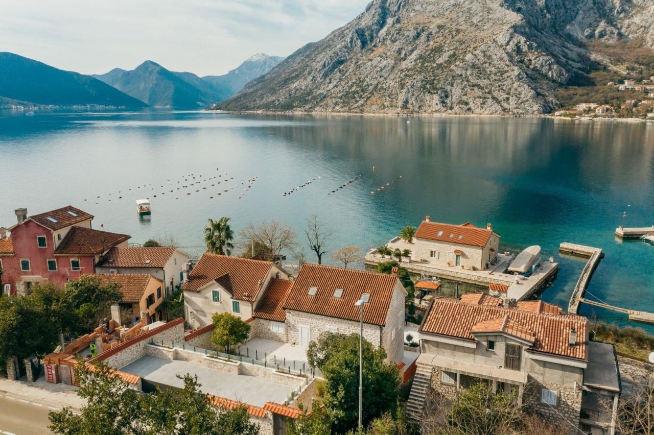 Villa in Kotor, Montenegro, 380 sq.m - picture 1