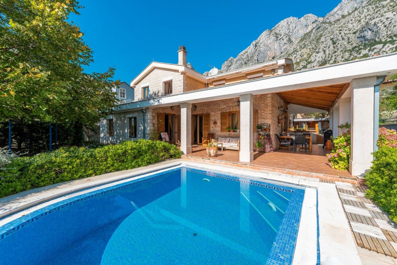 Villa in Kotor, Montenegro, 305 sq.m - picture 1