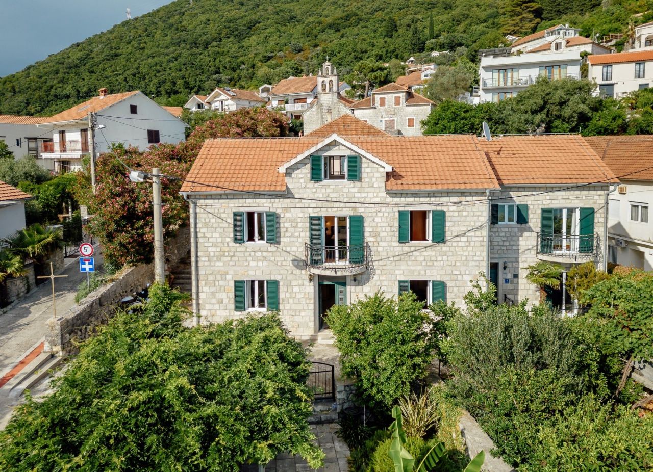 Villa in Tivat, Montenegro, 140 sq.m - picture 1