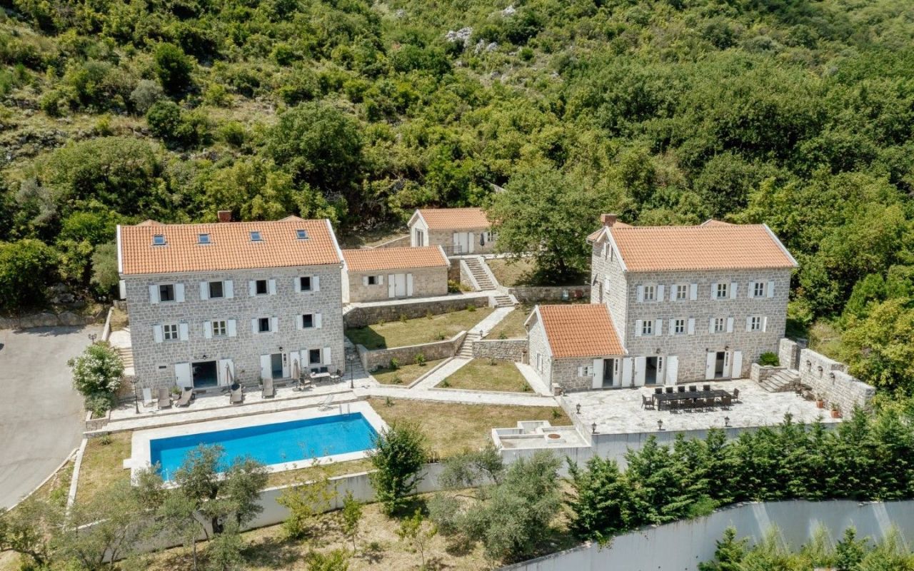 Villa in Kotor, Montenegro, 800 sq.m - picture 1