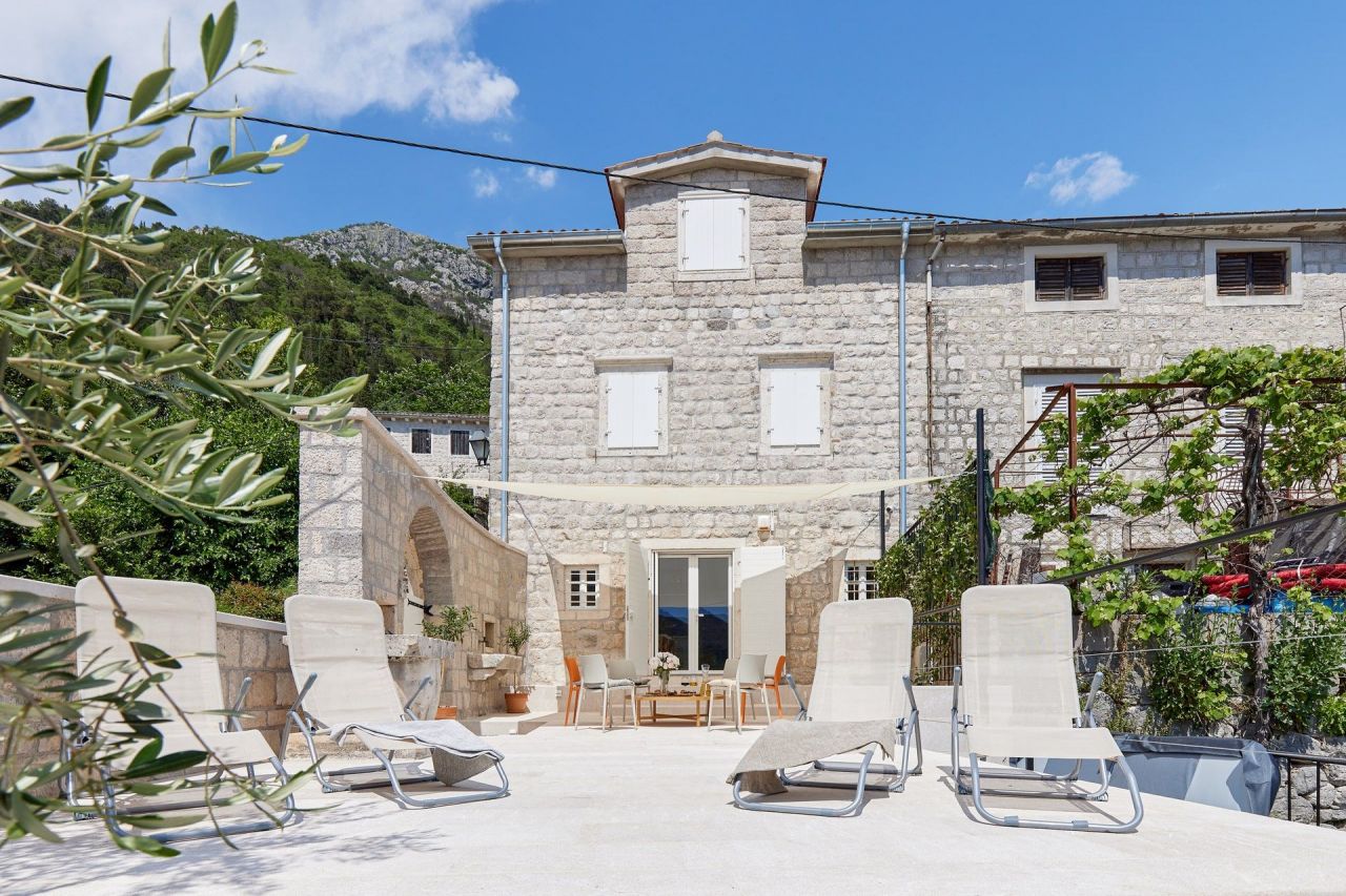 Villa in Kotor, Montenegro, 146 sq.m - picture 1
