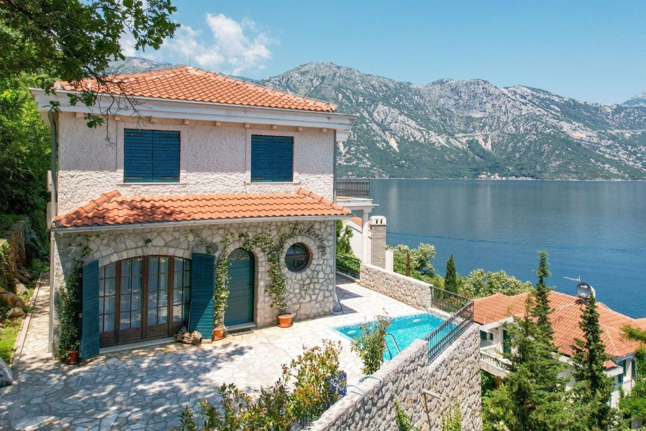 Villa in Kotor, Montenegro, 241 sq.m - picture 1