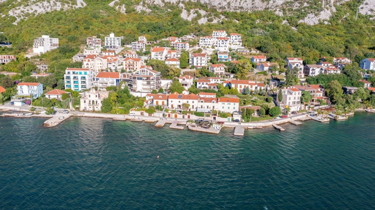 Villa in Kotor, Montenegro, 232 sq.m - picture 1