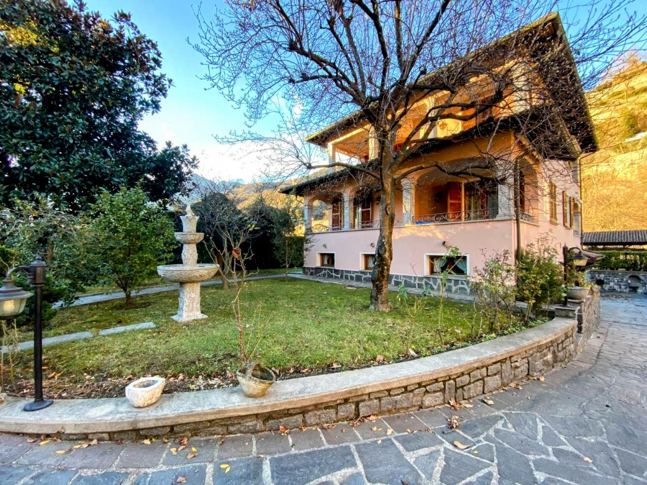 Villa in Porlezza, Italy, 300 sq.m - picture 1